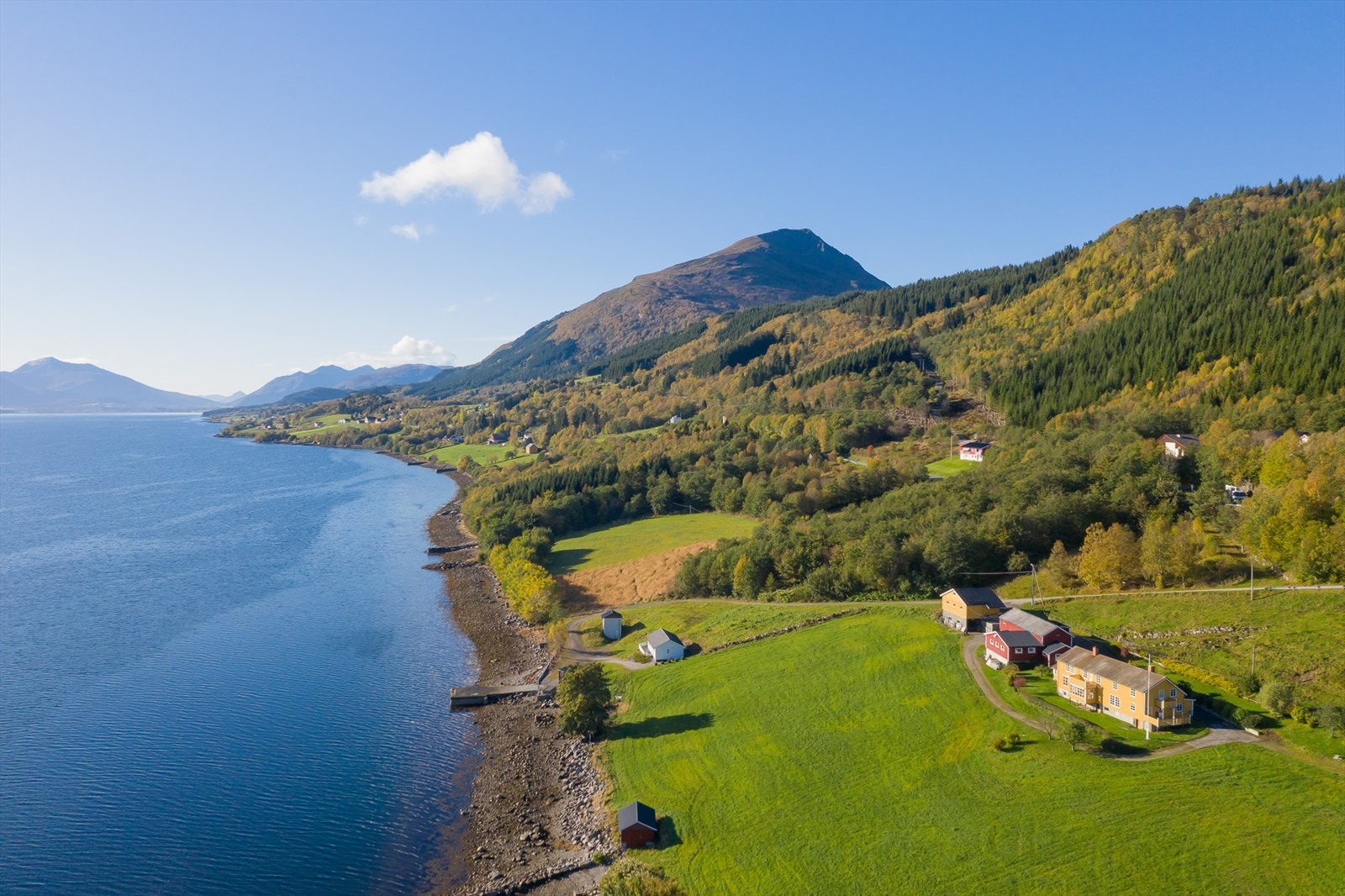 Avskjermet og idyllisk. Meget god beliggenhet med strandlinje, panorama som strekker seg fra Bergsøy, Kvernesfjorden, Reinsfjellet, Stokknoken, Harstadfjellet og innover mot Eide. Galleribilde