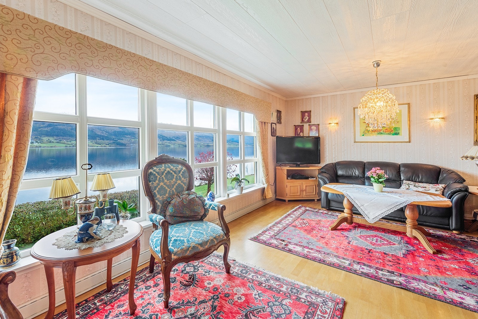 Meget romslig stue god plass til flere sitte- og spisegrupper. Galleribilde
