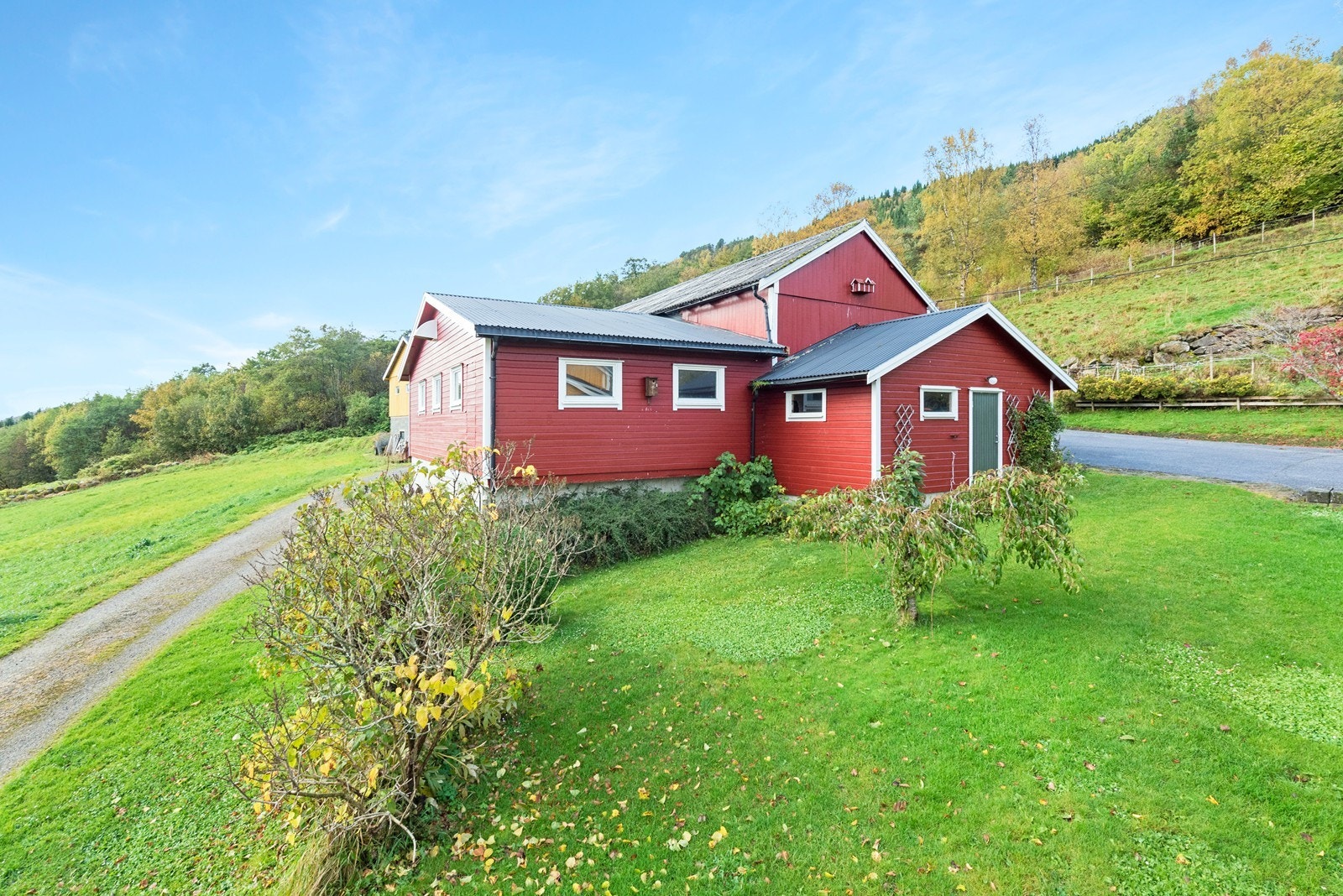 Driftsbygning (BRA 240 m²). Opprinnelig fra 1872, påbygd på 50-90-tallet til dagens form. Galleribilde