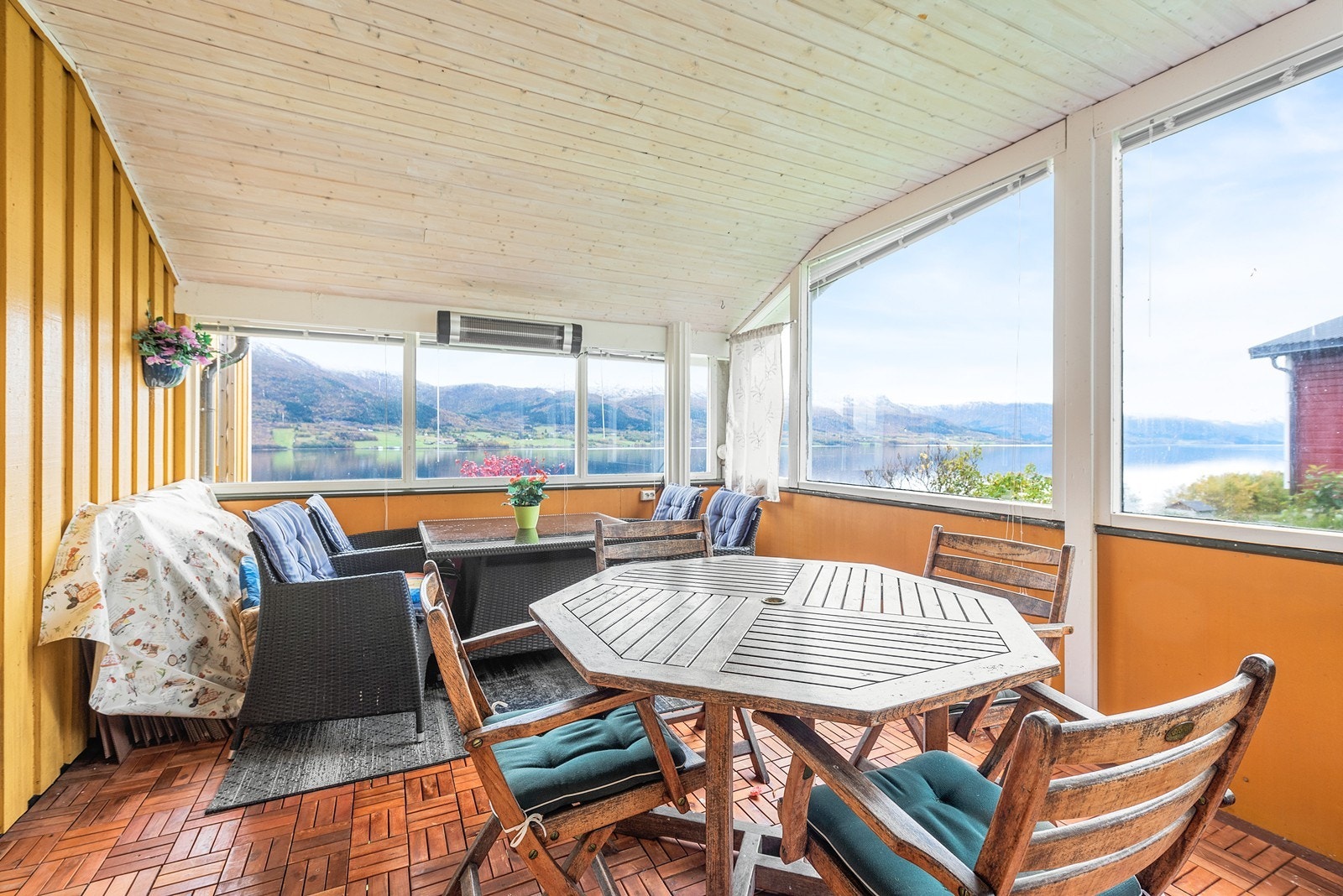 Terrasse med overbygg med adkomst fra stue. Galleribilde