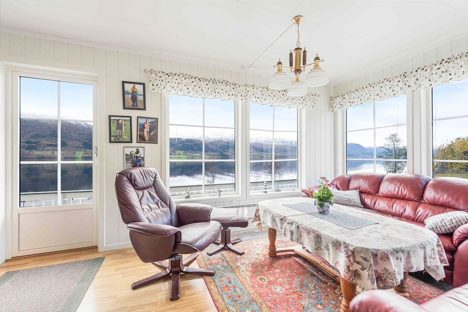 Stue med utgang til veranda. Galleribilde