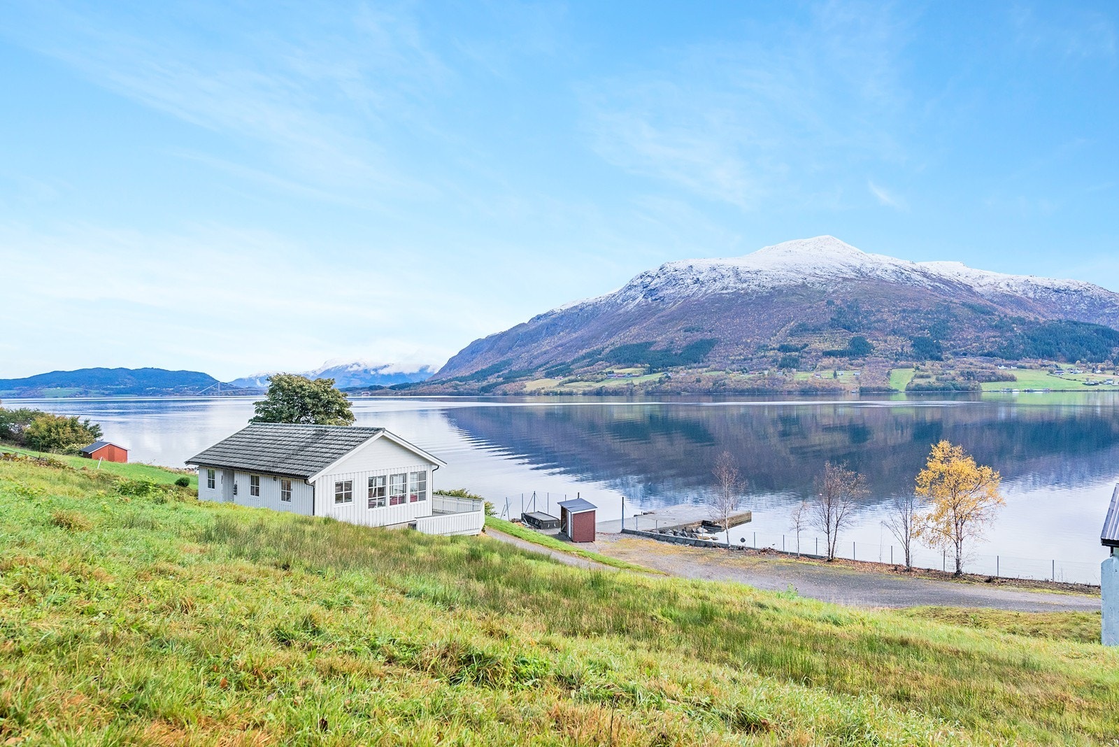 Fin og landlig beliggenhet ved fjorden. Galleribilde