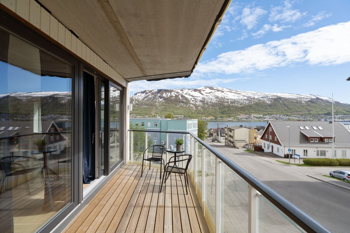 Stor sørvendt terrasse på ca 10 kvm med nydelig utsikt og strålende solforhold.