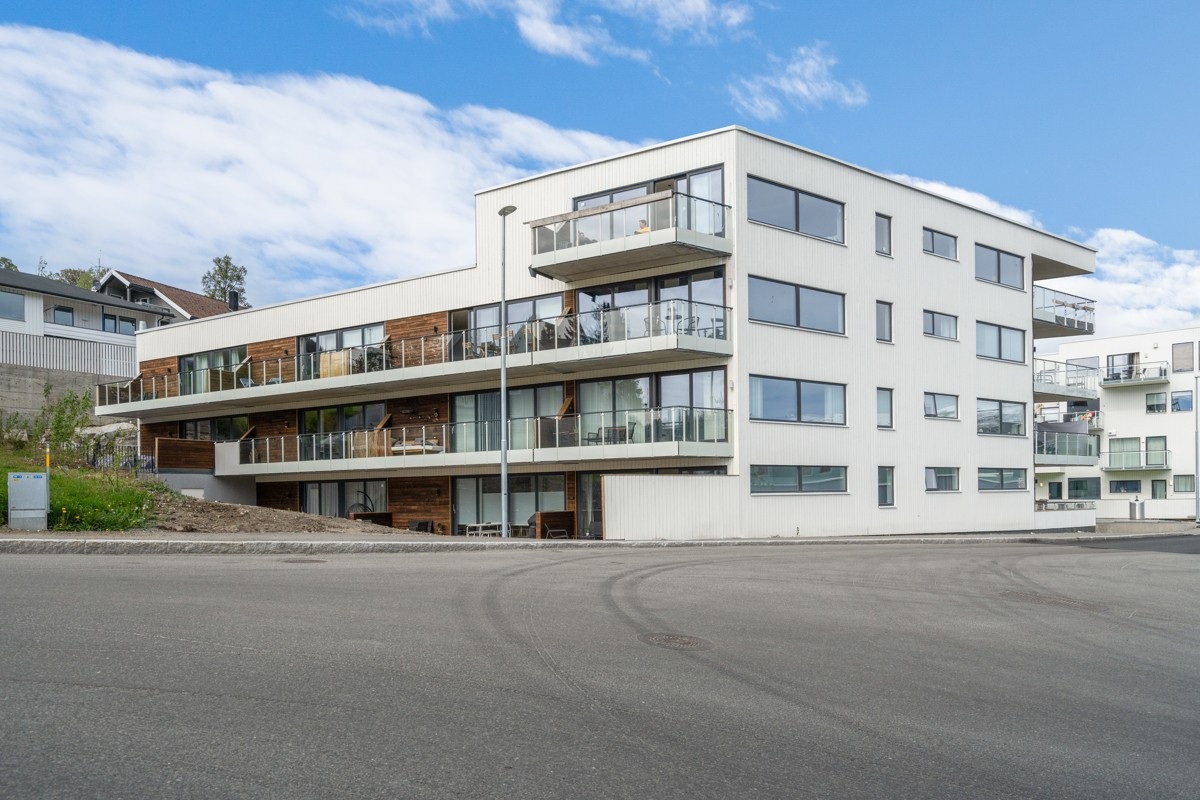 Leiligheten ligger i 3. etasje og byr på strålende sol- og utsiktsforhold.