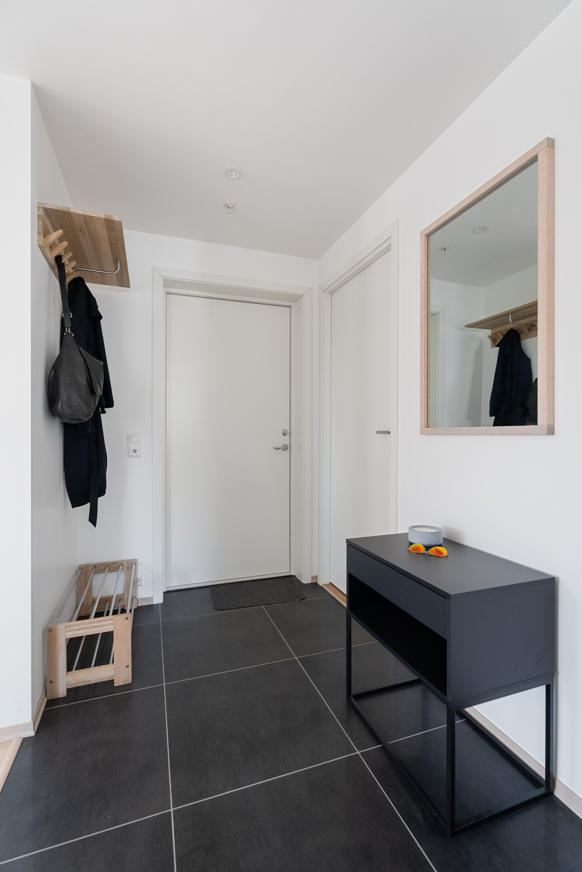 Velkommen inn - Entré med gulvvarme og plass for skostativ og oppheng til yttertøy.