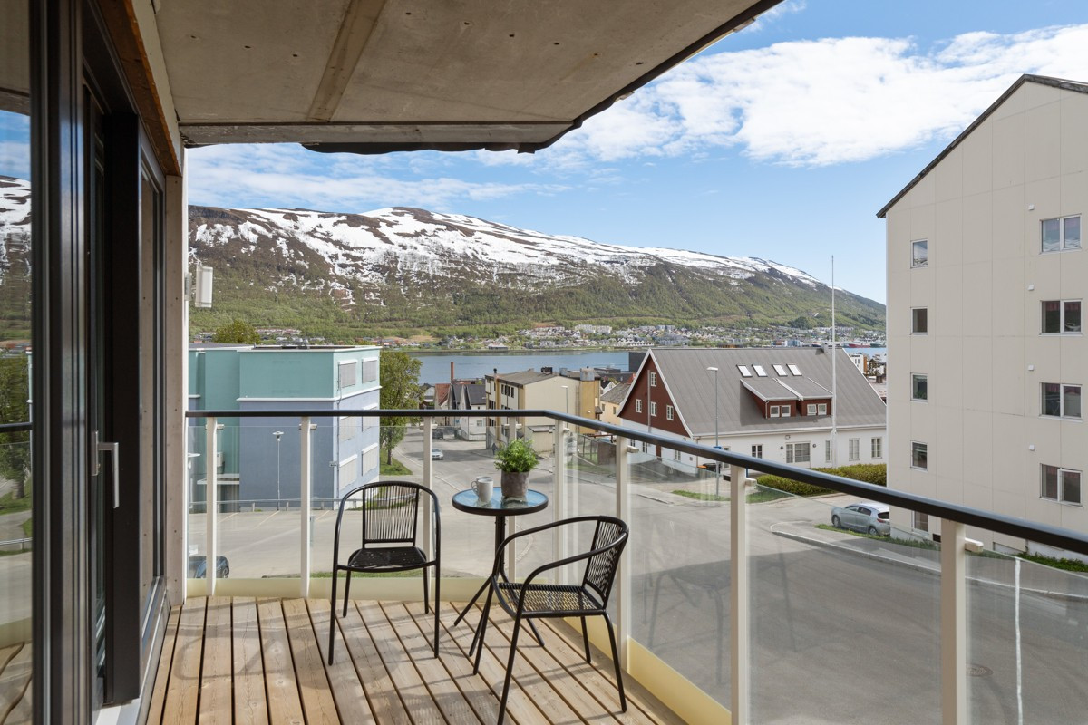 Terrassen har god plass for utemøbler.