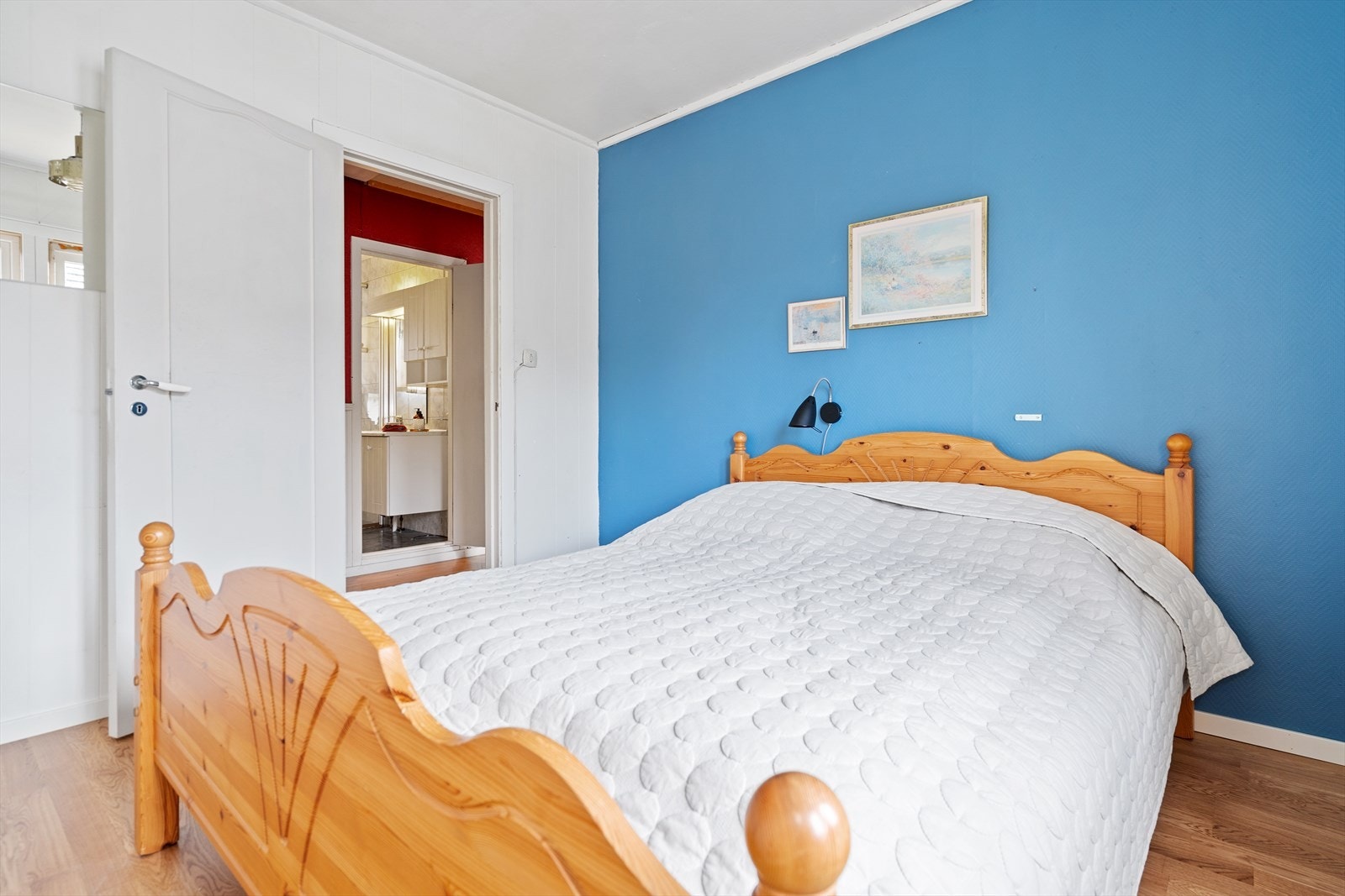 Soverommet har en stor skyvedørsgarderobe Galleribilde
