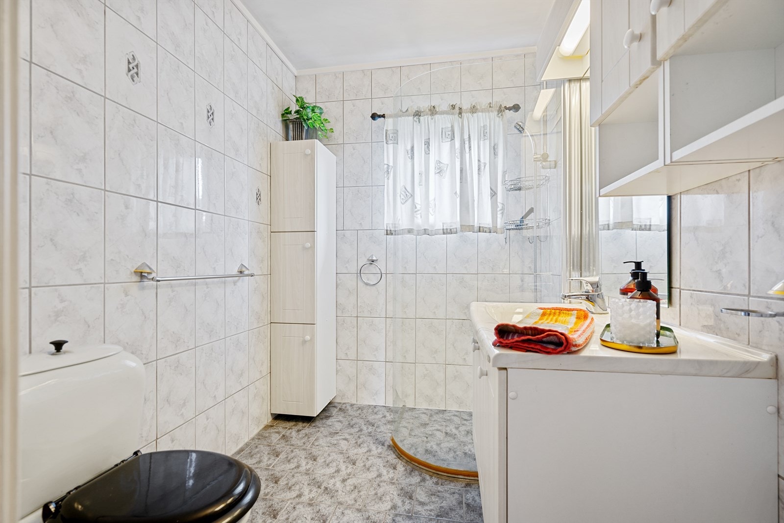 Badet i 2.etg har fliser både på gulv og vegger, med varme i gulv Galleribilde