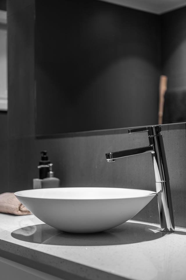 Marmorbenk med lekker skål Galleribilde