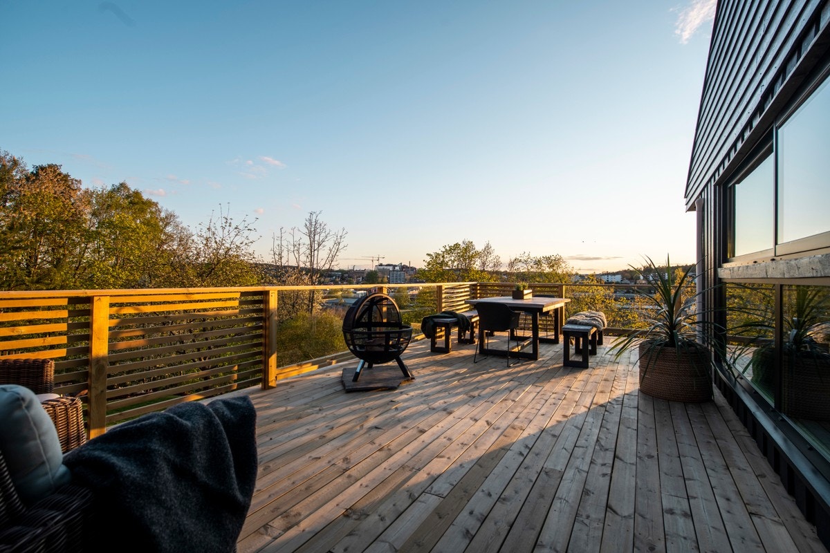 Hovedterrassen er svært romslig og er vendt mot både syd og vest Galleribilde