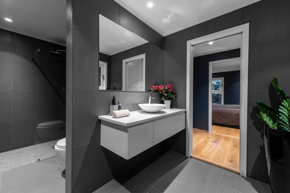 Lekkert bad med adkomst fra soverom, via walk-in closet Galleribilde