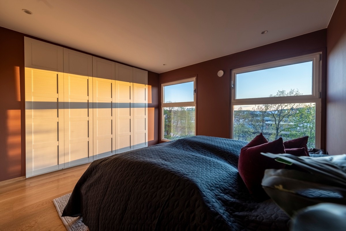 Romslig hovedsoverom med garderobeskap og walk-in-closet Galleribilde