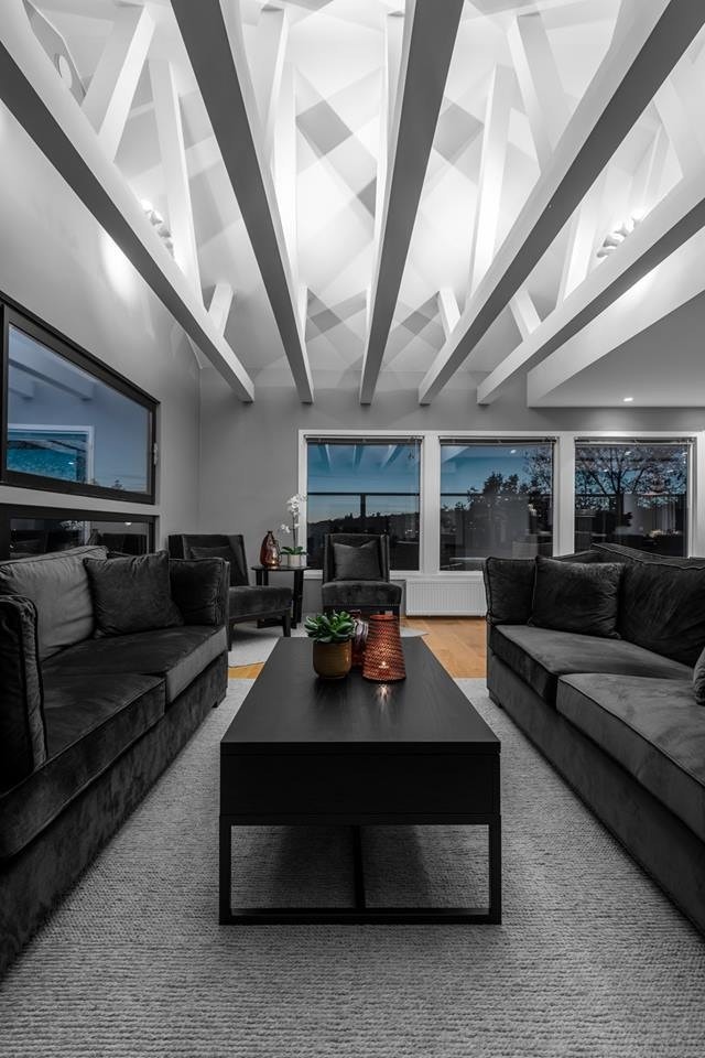 Store vindusflater i stuen. Galleribilde