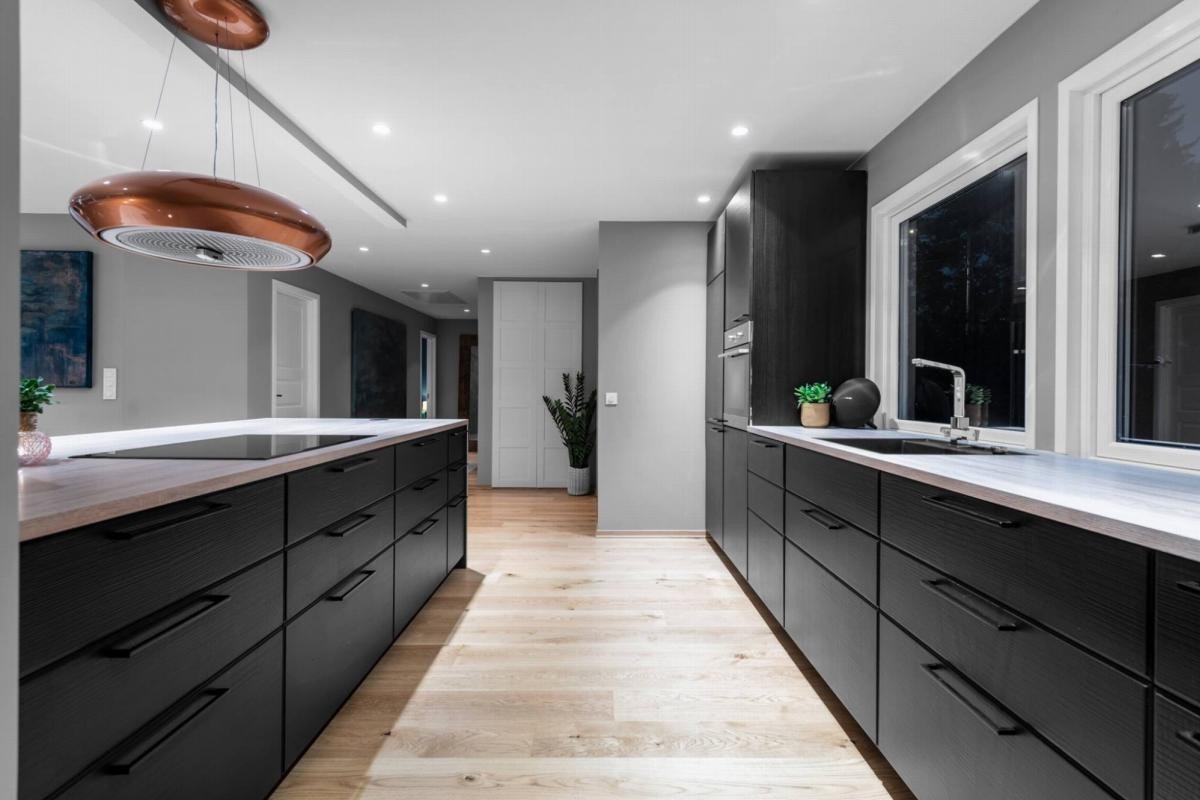 Delikat kjøkken med integrerte hvitevarer og vinskap Galleribilde