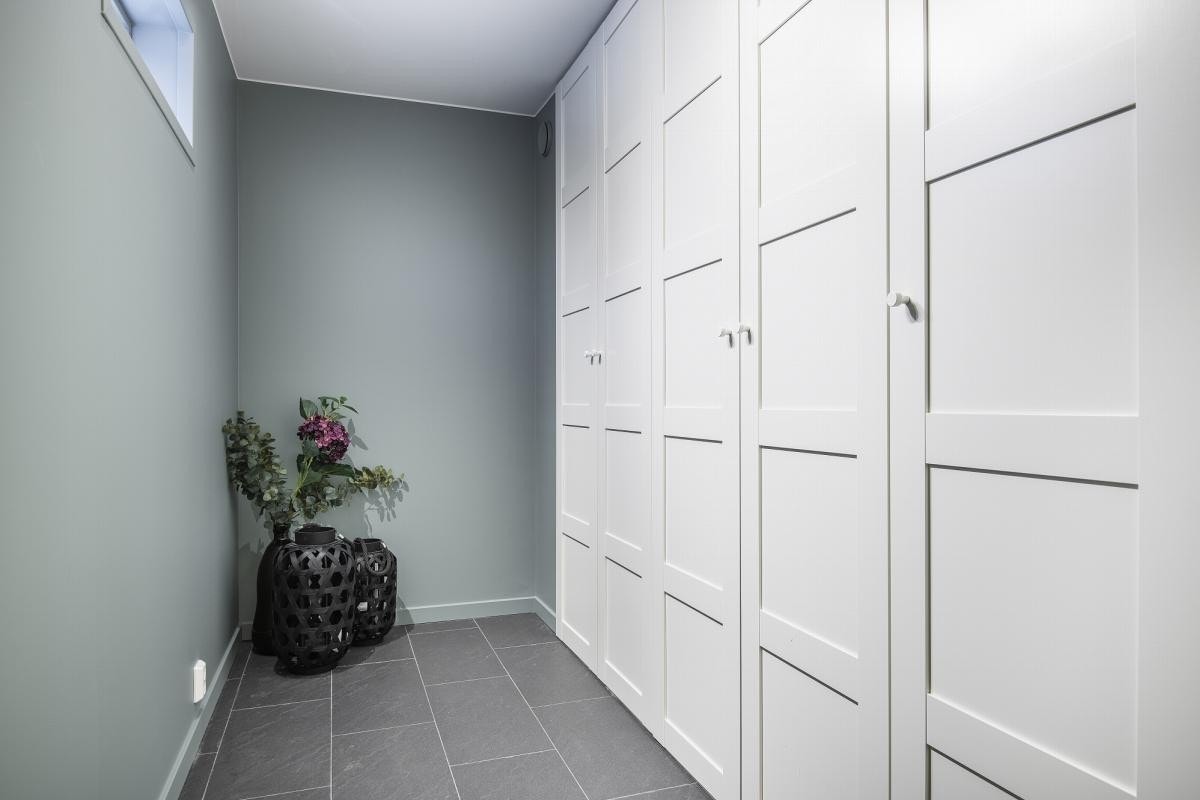 Integrert garderobe i entreen i sokkel Galleribilde