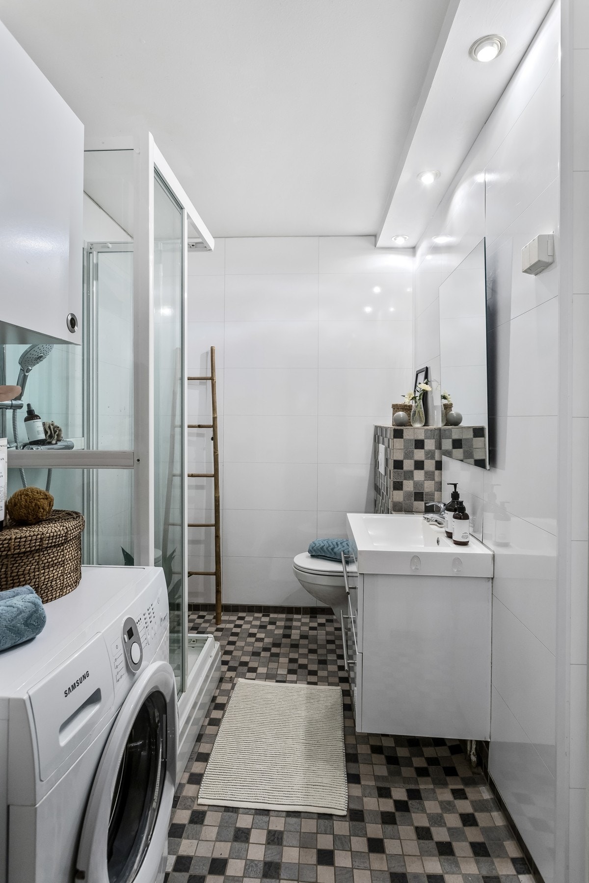 Badet er flislagt med varmekabler i gulv. Fliser og våtromsplater på vegg og malte gipsplater i himling. Galleribilde