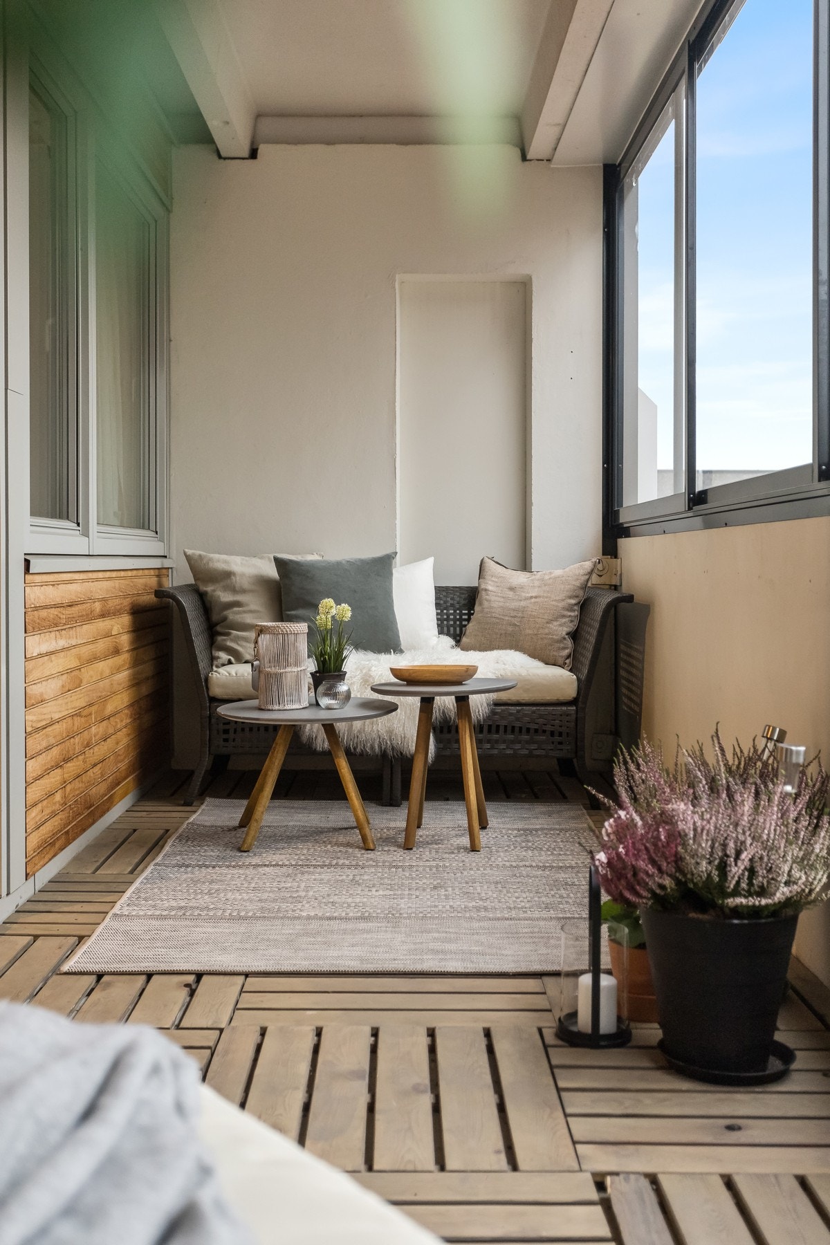 Solrik balkong på 10 kvm. Balkongen er belagt med terrassebord, og ble innglasset i 2020. Galleribilde