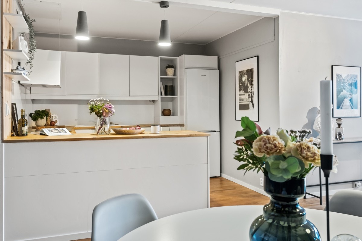 God benkeplass med furu heltre benkeplate. Galleribilde