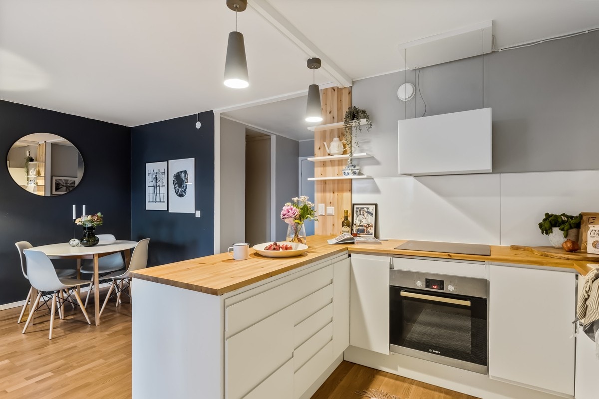 Kjøkkeninnredningen er oppgradert i 2017 med dels nye skap og skuffer, samt nye benkeplater. Galleribilde