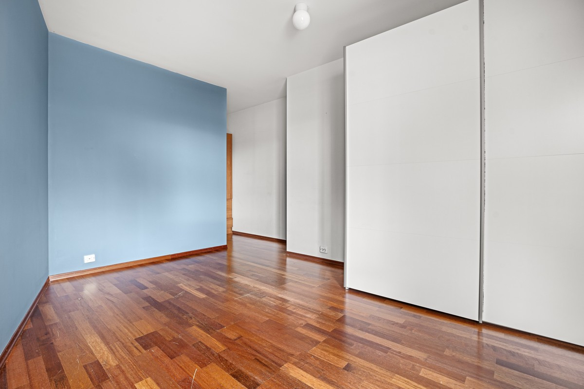 Soverom 1 - her er det plass til stor seng og garderobe