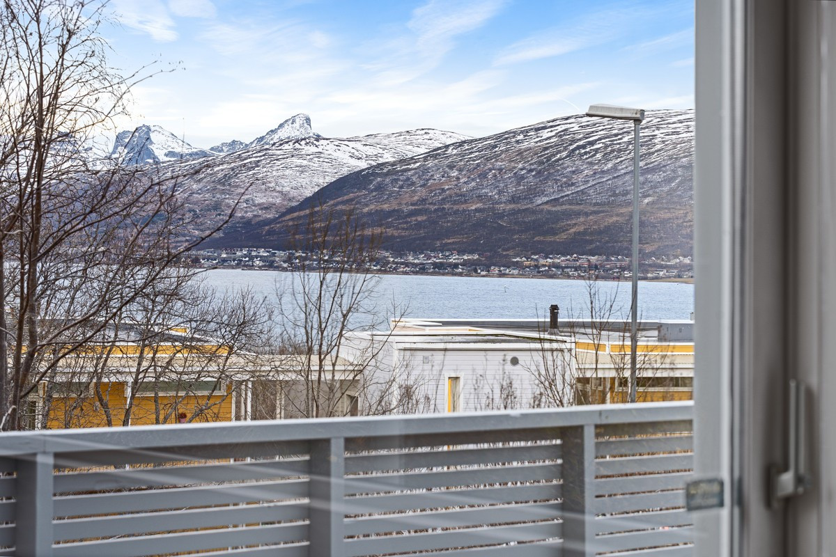 Fantastisk utsikt mot fjorden og fastlandet