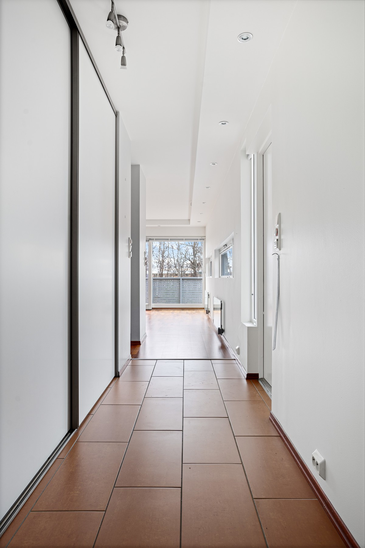 Flislagt entré med varmekabler i gulv og downlights i himling