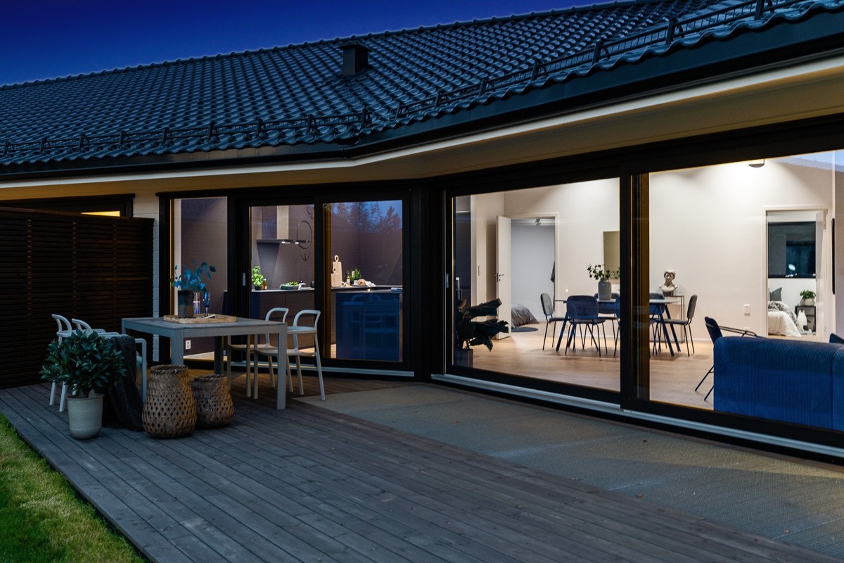 Kveldsstemning på terrassen. Galleribilde