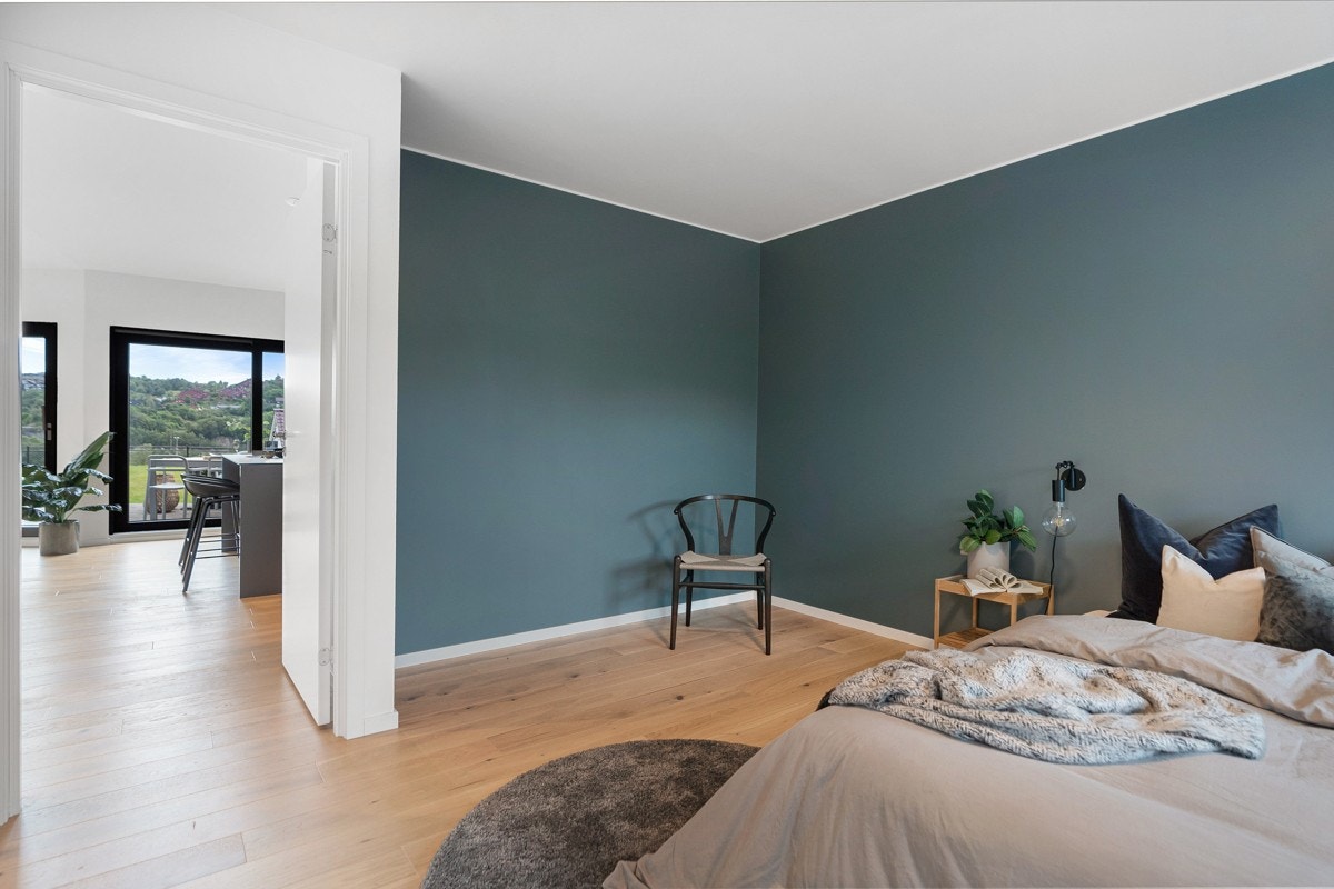 Master bedroom (soverom 1) med inngang fra stue. Galleribilde
