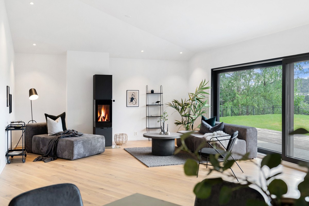 Store vinduer sammen med det store, åpne arealet gir en lys og luftig atmosfære i rommet. Galleribilde