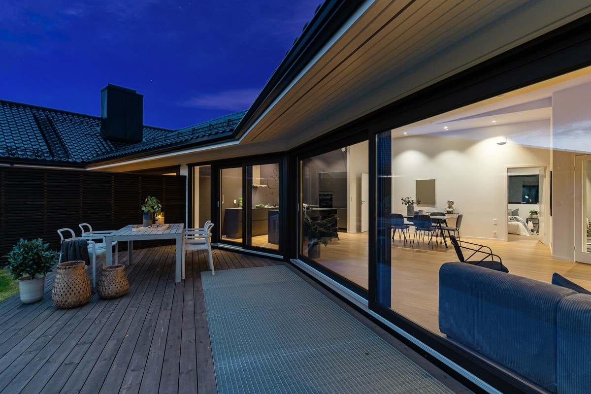 Kveldsstemning på terrassen. Galleribilde