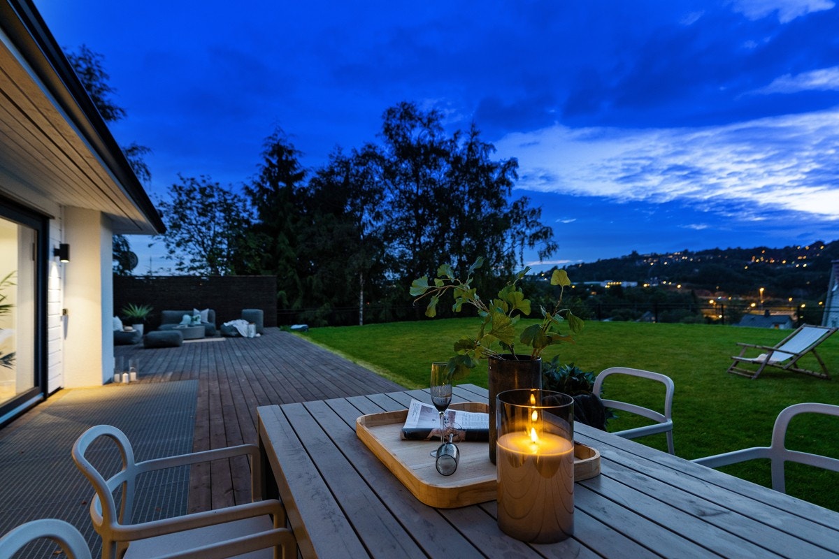 Kveldsstemning på terrassen. Galleribilde
