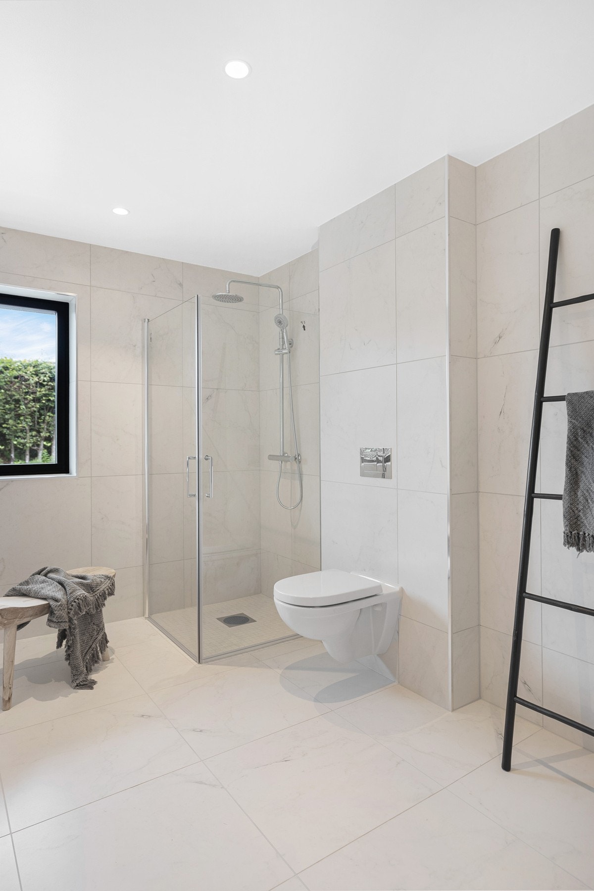 Badet er luksuriøst med fliser fra Marazzi . Galleribilde
