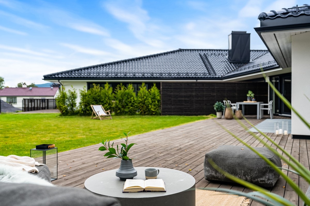 Her kan de voksne slappe av, samtidig som man holder øye med de minste i hagen. Galleribilde