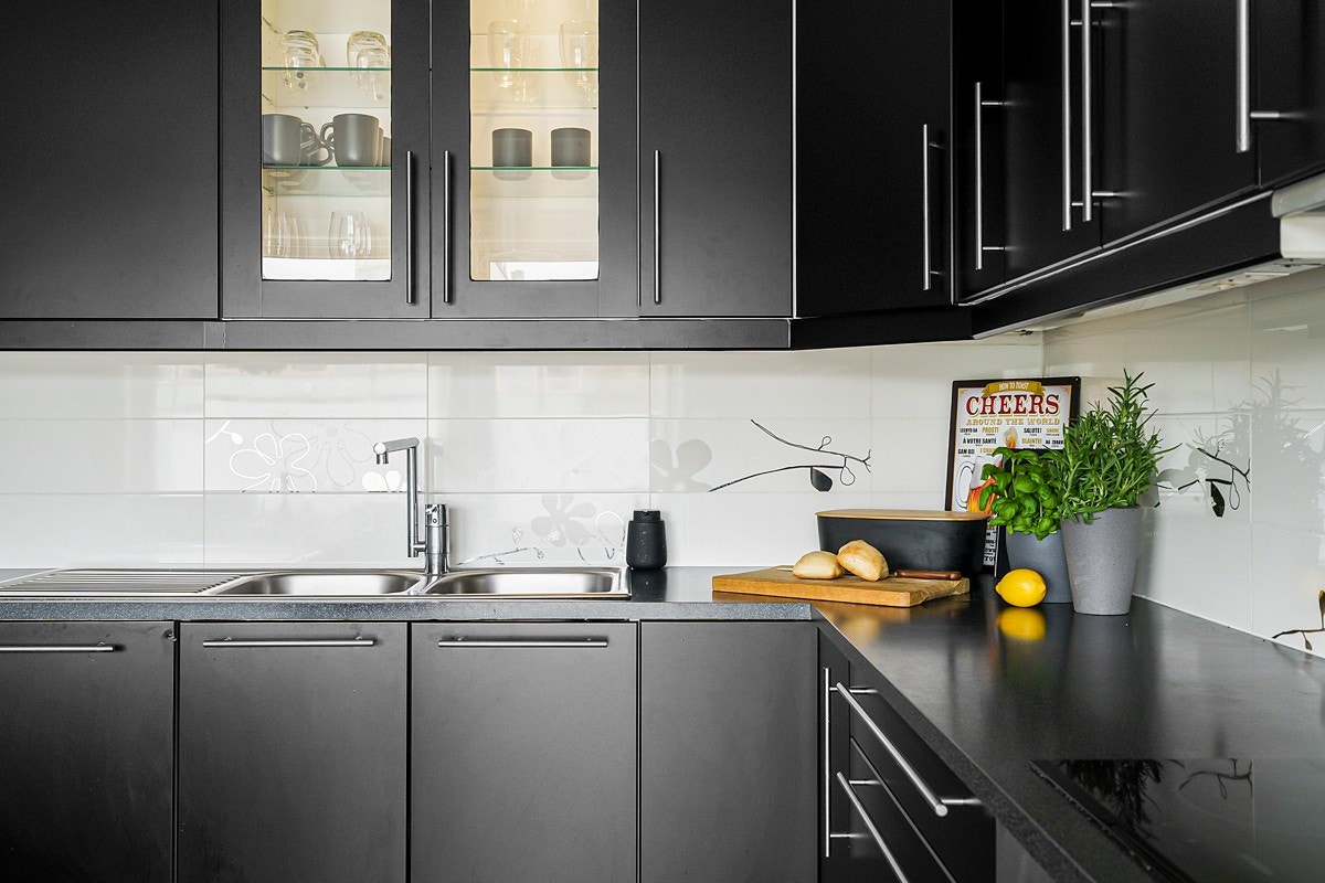 Kjøkkenet har integrert komfyr med induksjonstopp, microbølgeovn og oppvaskmaskin. Galleribilde