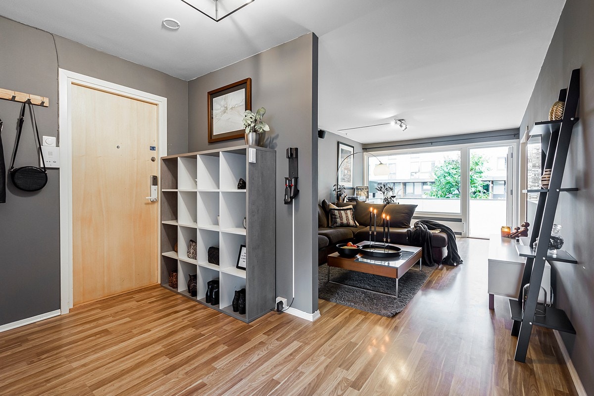 God plass i entré/gang. Galleribilde