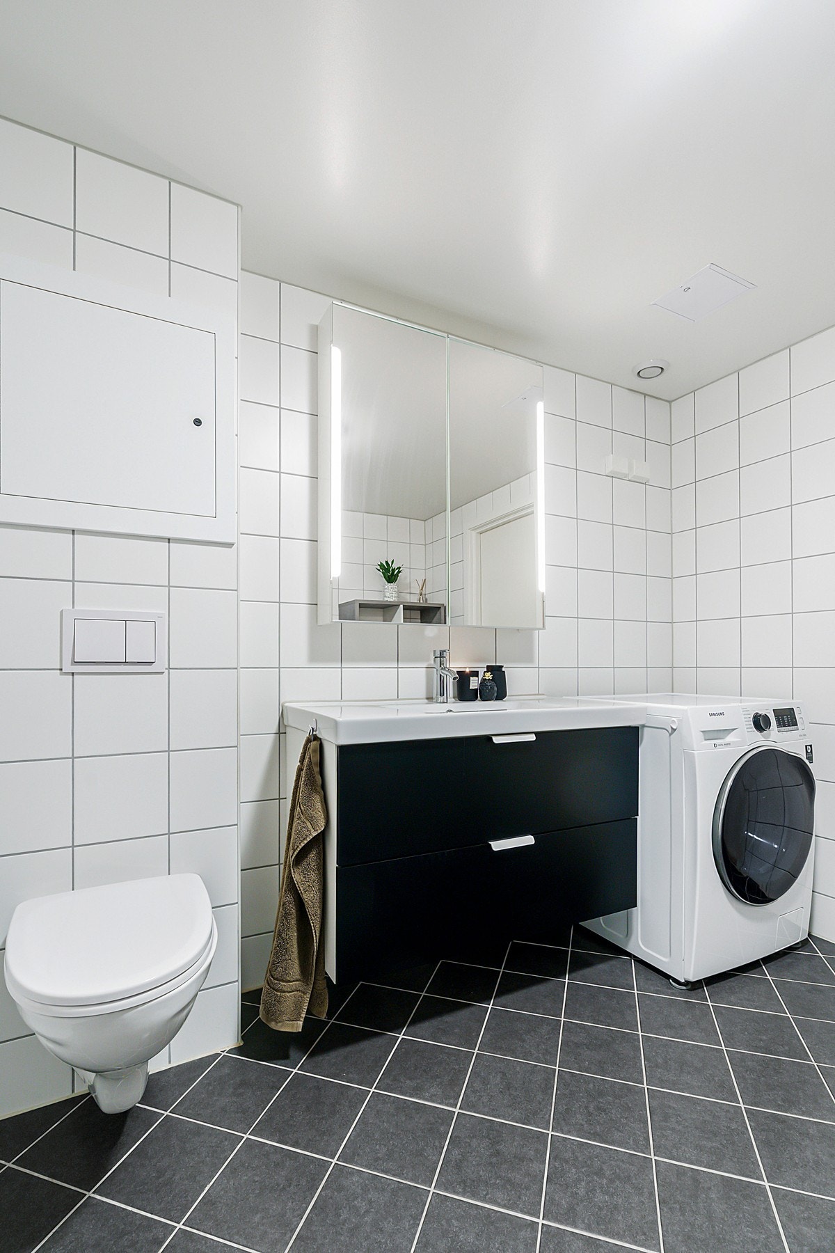 Her har du opplegg for vaskemaskin / tørketrommel. Galleribilde