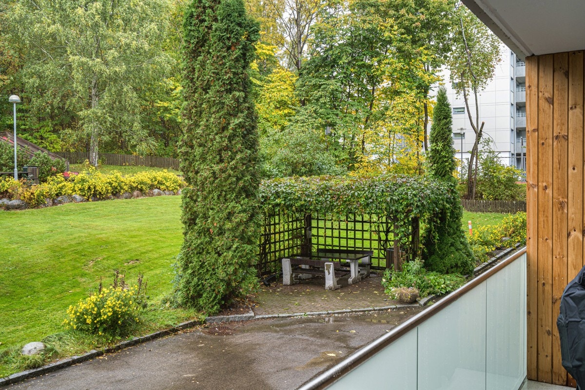 Borettslaget har hyggelige sittegrupper for beboerne. Sett fra balkongen. Galleribilde