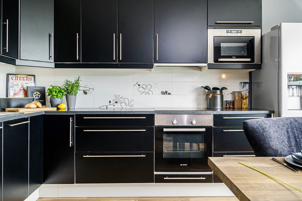 Kjøkkenet har mørke foilerte fronter (folie fra 2019). Galleribilde