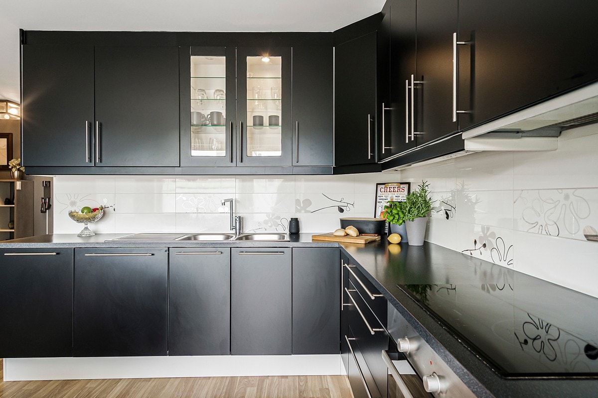 Ventilator med kullfilter. Smakfulle veggfliser over benkeplate. Galleribilde