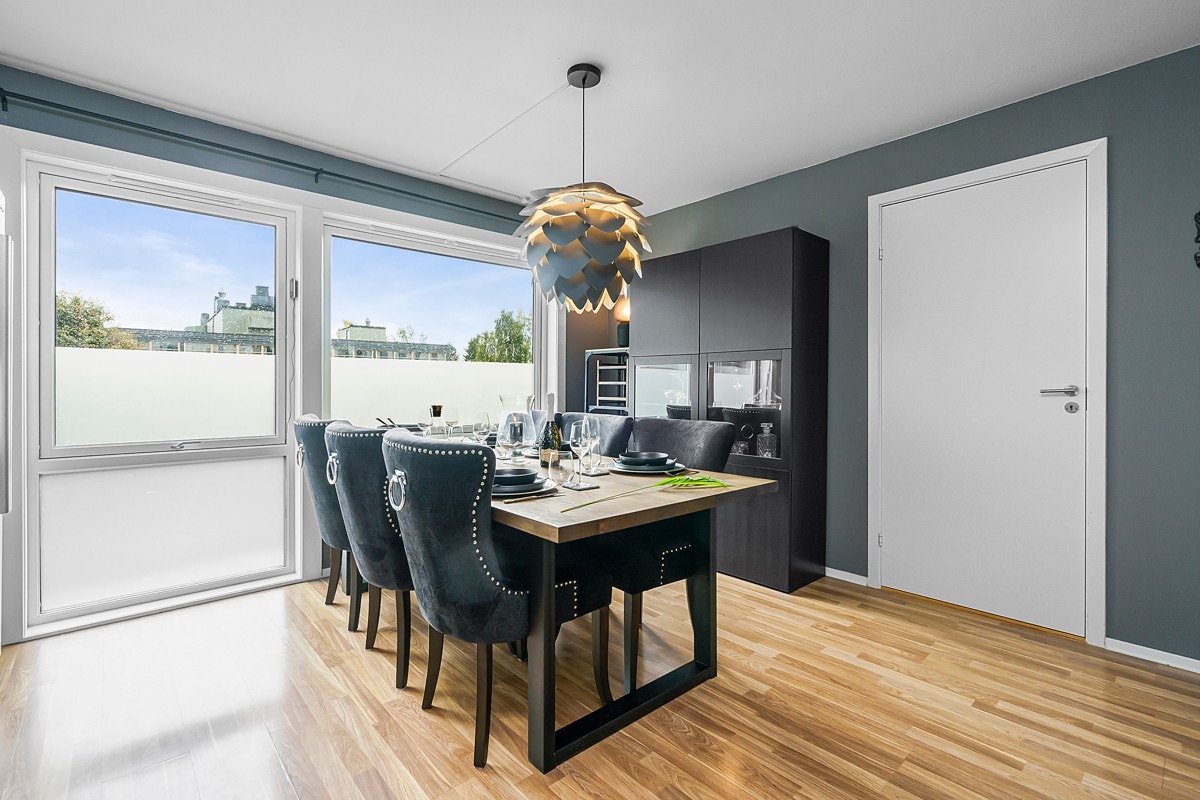 Her har du en stor vindusflate som slipper inn morgensolen. Galleribilde