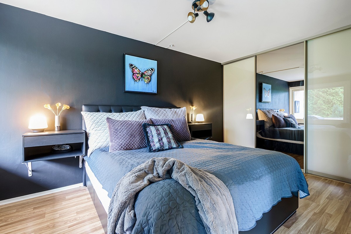 Stort hovedsoverom med skyvedørsgarderobe. Adkomst fra stuen. Galleribilde