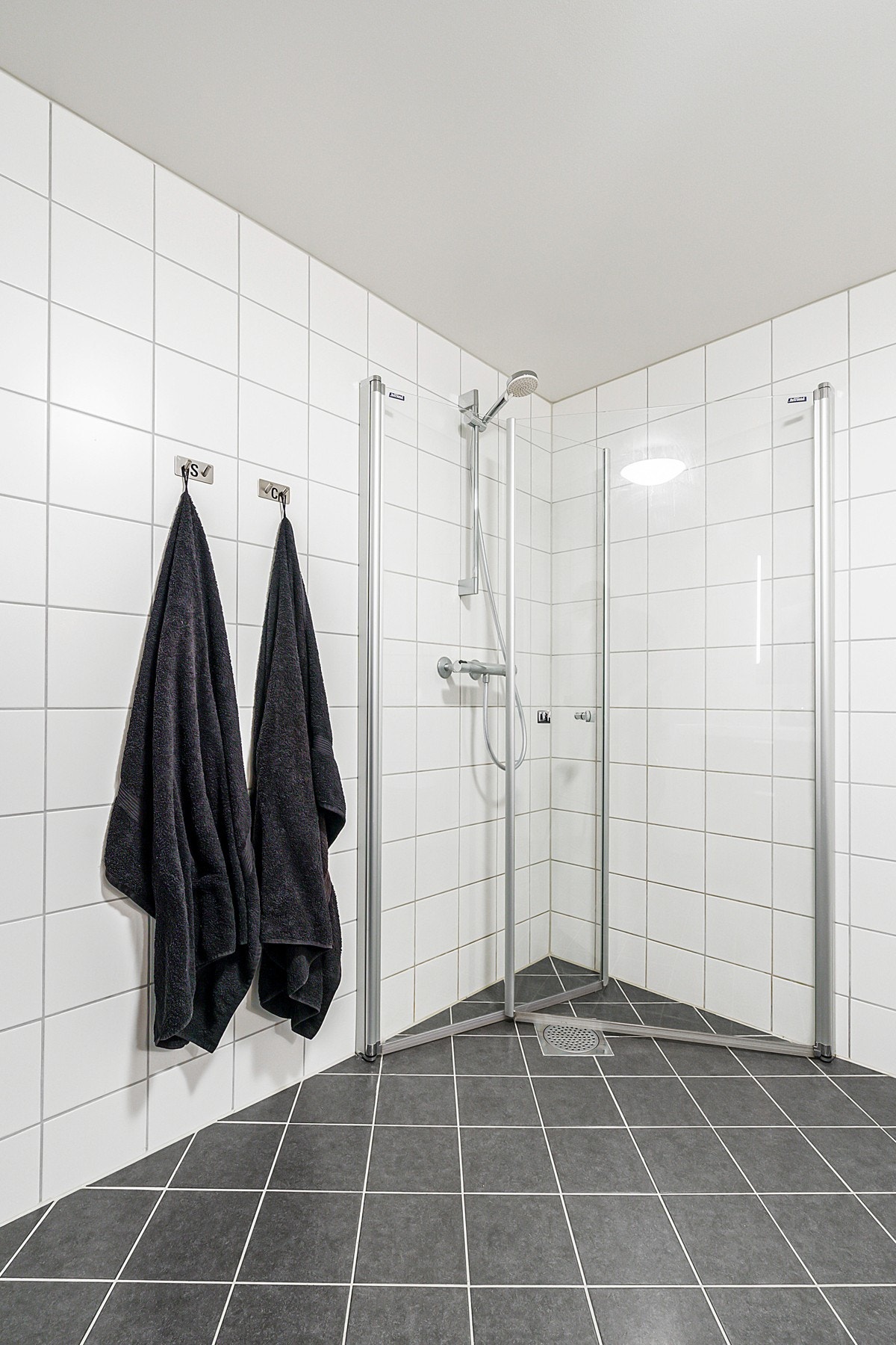 Arealnyttig dusjhjørne med innfellbare glassdører. Galleribilde