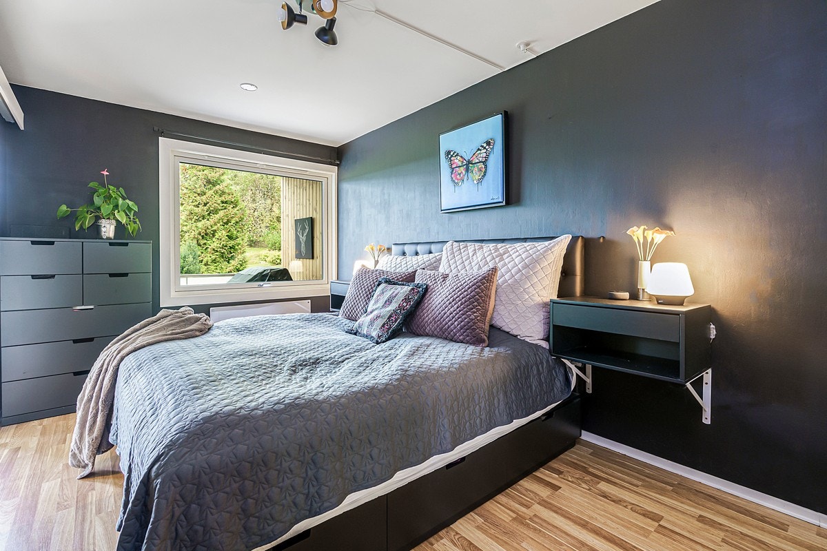 Hovedsoverom har vindu mot nordvest og god plass til stor seng. Galleribilde