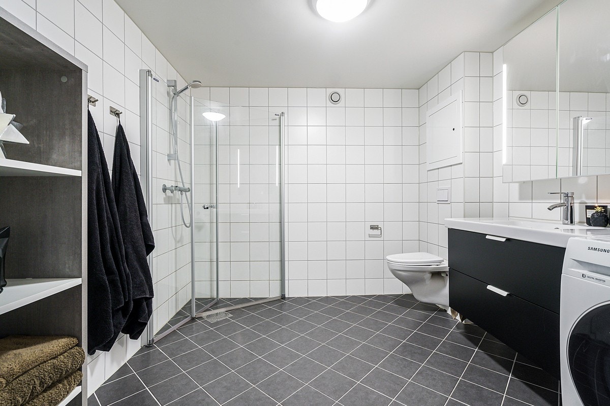 Delikat flislagt bad med gulvvarme, pusset opp i regi av borettslaget i 2018. Galleribilde