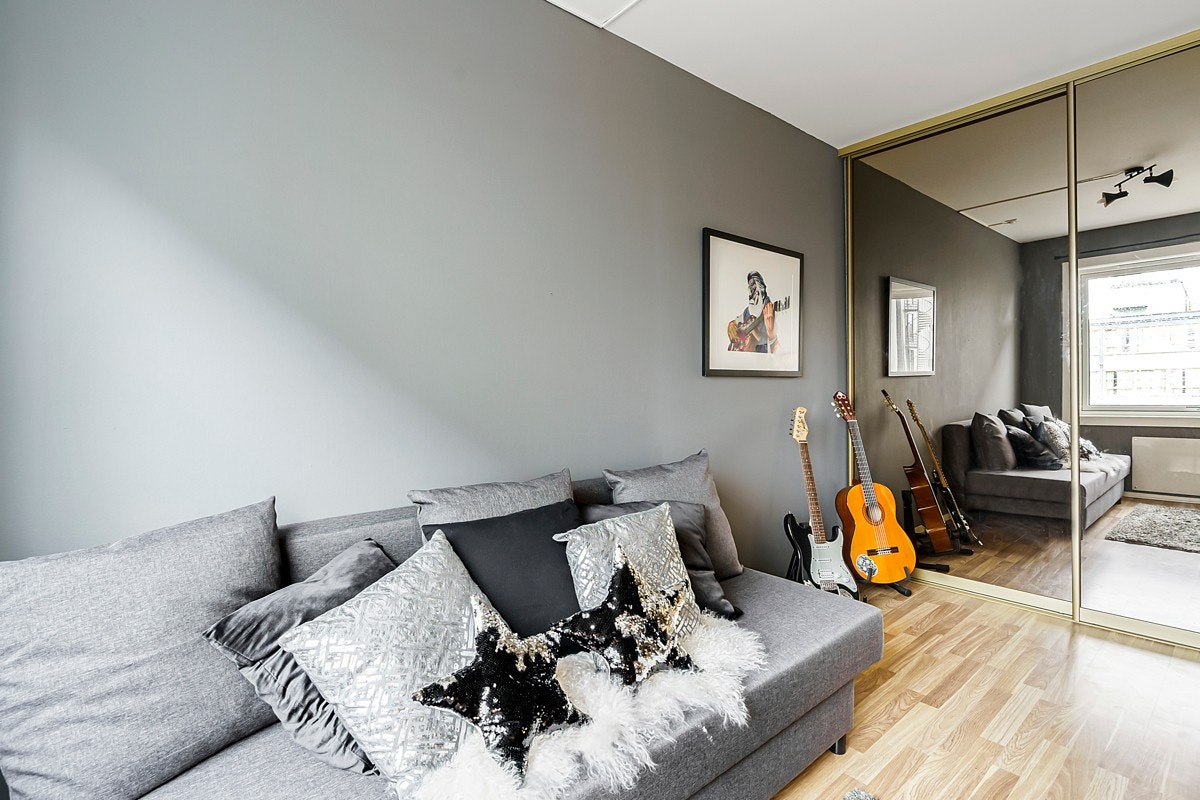 Rommet har skyvedørsgarderobe og vindu mot sydøst. Galleribilde