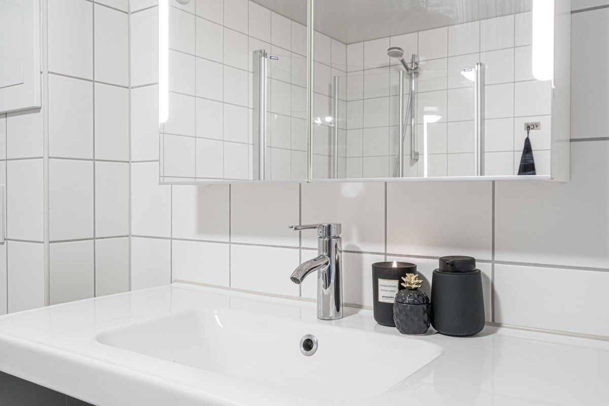 Speilskap med belysning og stikkontakter. Galleribilde