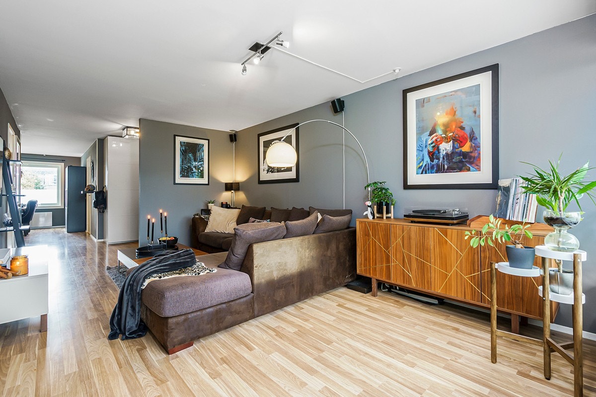 Leiligheten er gjennomgående, noe som gir masse naturlig lys og en fin atmosfære. Galleribilde