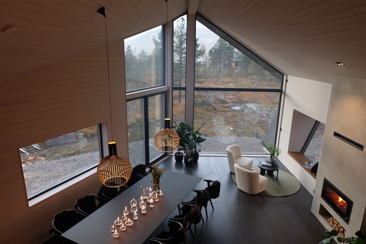 Lys og lekker stue med en takhøyde på 5,6 meter Galleribilde