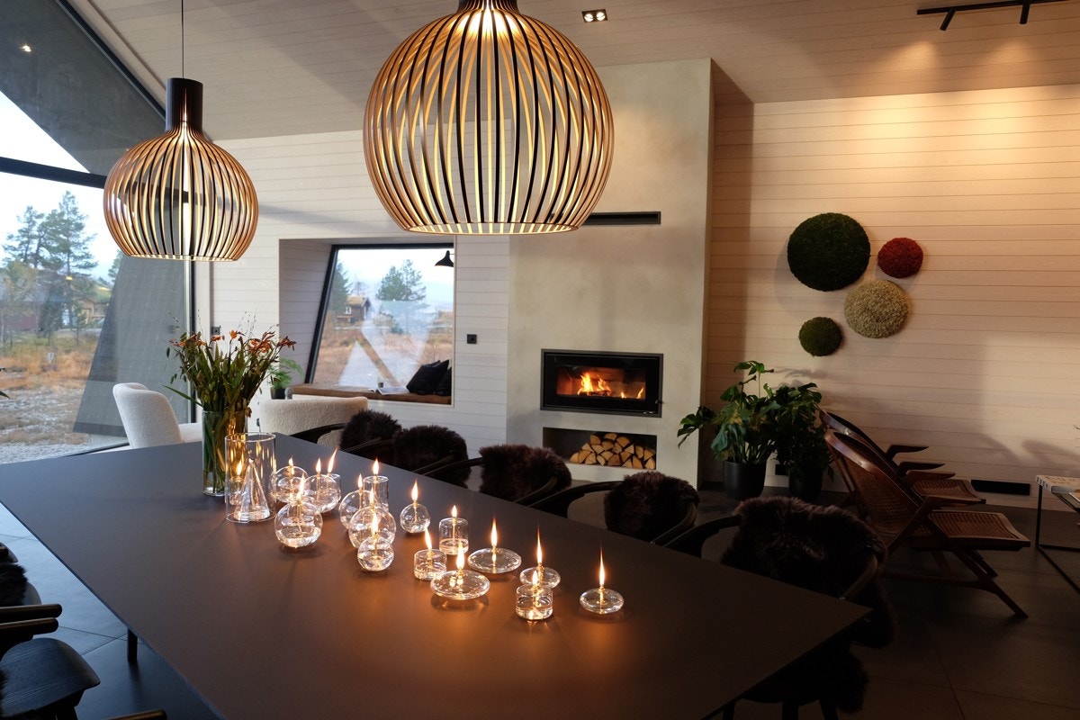 Stemningsbilde, legge merke til skråvinduet med sitteplass Galleribilde