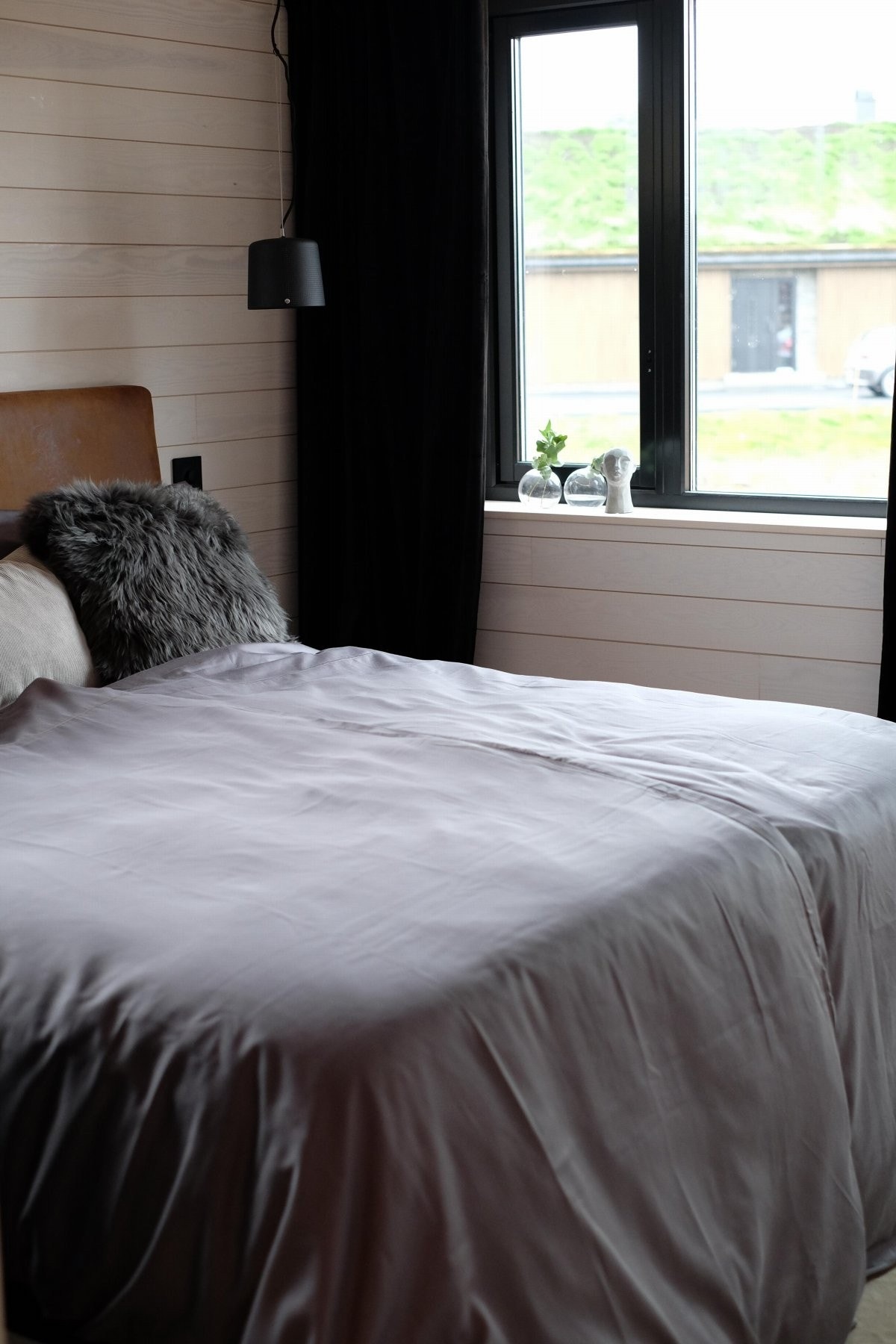 Master bedroom med mykt gulvteppe, Spesialdesignet sengegalv i skinn, plassbygde garderobeskap, Belysning fra Vipp. Galleribilde